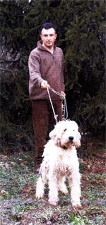 Gianluca Lerda con un Briquet Griffon Vendéen del suo allevamento (Foto G.M.)